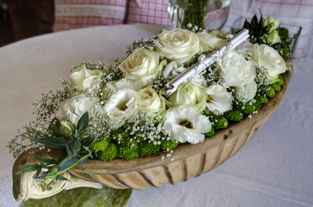Schale mit weißen Rosen Schale mit weißen Rosen