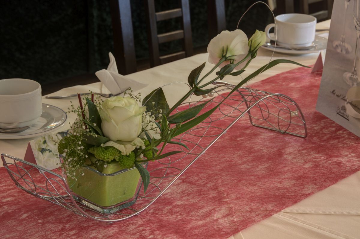 Hochzeitsdeko klassisch elegant Ausschnitt vom Tafelschmuck