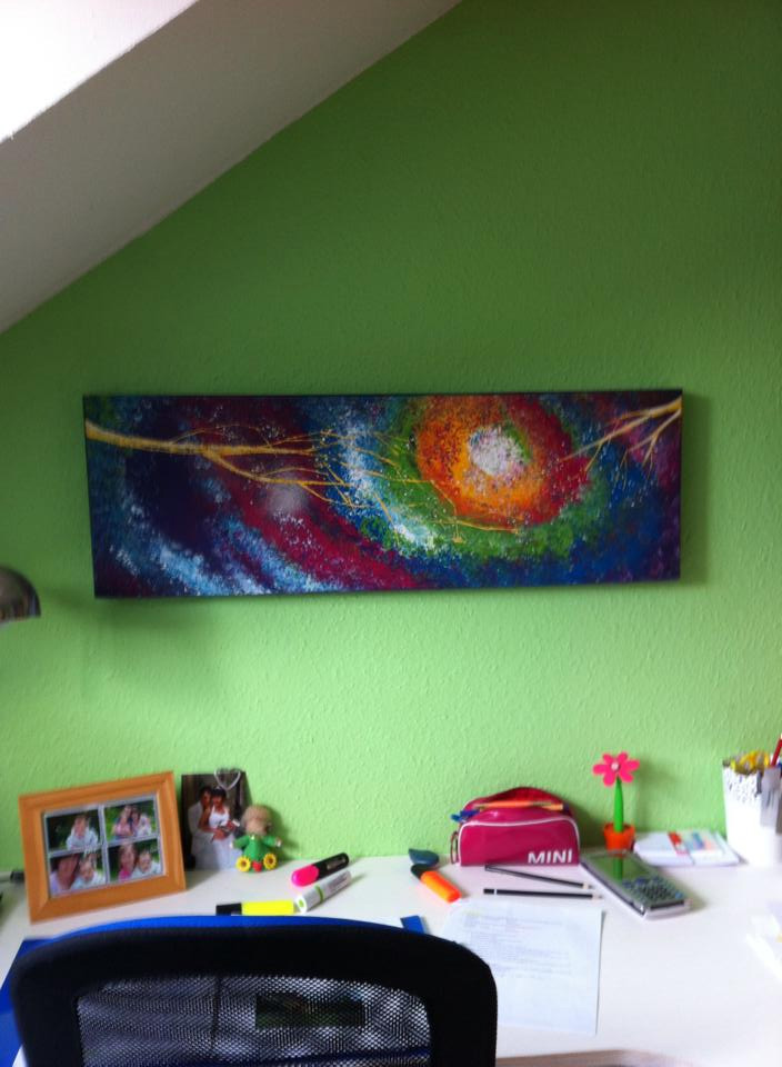 Auf die Wandfarbe abgestimmtes Gemälde. Auf die Wandfarbe abgestimmtes Gemälde.