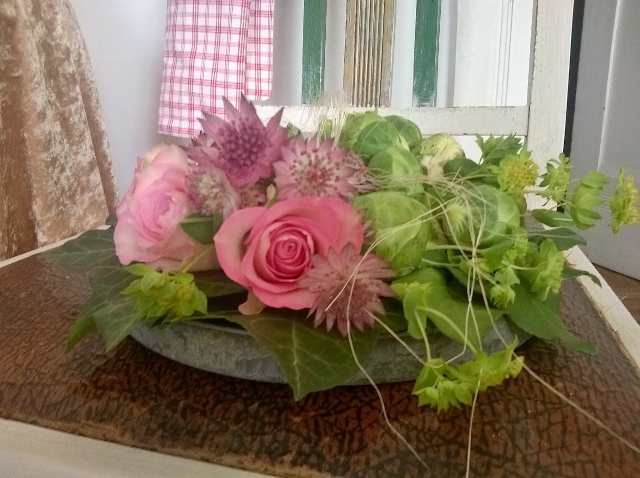 Rosengesteck in Kaffeetasse Rosengesteck in Kaffeetasse