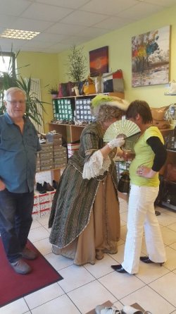 Kleiner Plausch hinter dem Fächer