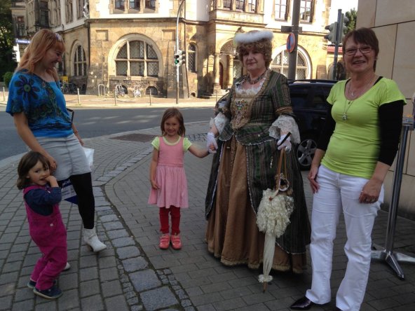 Renata Linné und Ramona Hellmann mit Gästen
