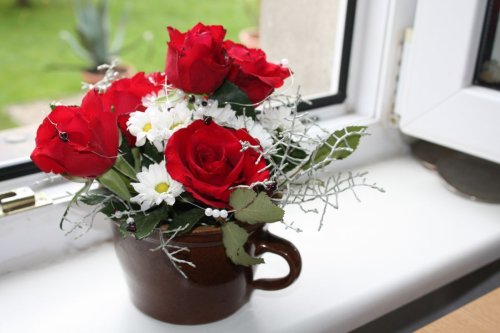 Rosen und Margariten im Tontopf