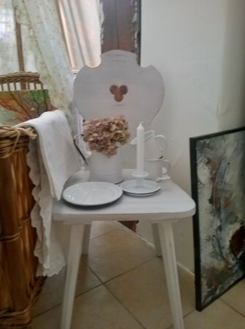 Bauernstuhl und Emaille-Geschirr