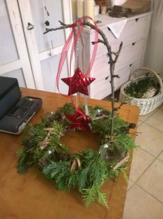 Adventskranz mit schwebenden Sternen.