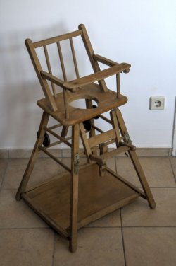 alter Kinderhochstuhl